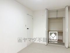 洋室は防音性、保温性に優れたカーペット敷き詰め。防滑性、クッション性も高く、お子様やご高齢の方も過ごしやすい安全なお部屋となっております。