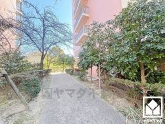 敷地内に駐車場を完備（月額9500円～14000円）。重い荷物や雨の日の移動もスムーズで、快適なカーライフを実現。空き状況等は弊社スタッフまでお気軽にお問い合わせください。