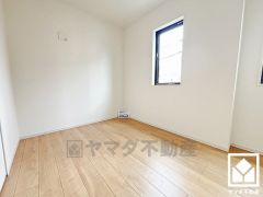 約5帖の2階北側洋室です。大きな窓からは明るい光が降り注ぎます。柔らかな光が差し込むお部屋で、快適で落ち着いた生活をお送りいただけます。