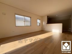 広々16帖のLDKが魅力。家族全員がリラックスできる、ゆったりとした快適リビングで温かい団らんの時間を。