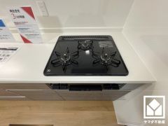 家族のごはん作りがはかどる。同時調理ができる3口コンロ付き。