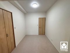 約5.8帖の洋室。お子様のお部屋などにも丁度良い広さです。