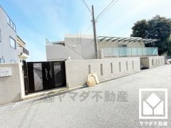 阪急電鉄甲陽線「苦楽園口」駅まで徒歩約13分、JR東海道本線「さくら夙川」駅まで徒歩約30分の立地。