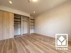 全居室フローリングでお掃除ラクラク。全居室バルコニーに面したお部屋にもなっております。風通しが良く、明るい陽光がたっぷり差し込む心地よい生活空間です。