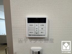 お湯はりスイッチを押し、給湯栓を開けてお湯はりをすると、設定した湯量でお湯が自動的に止まるオートストップ機能付き。（給湯栓は開いたままなので、必ず閉めてください）