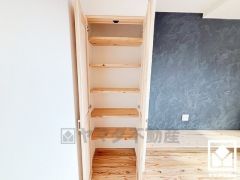 リビングにも収納を完備。稼働棚なので、用途に合わせてお使いいただけます。