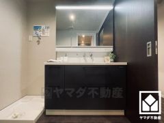 収納付きでスッキリお使い頂ける3面鏡の洗面台です。洗面ボウルが広めなので、忙しい朝でも身支度がしやすく時短になります。