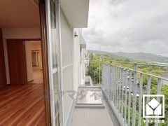 約6.4帖の洋室から出入りできる南向きのバルコニーがございます。前面に視界を遮る高い建物がなく、開放的な景色が広がります。