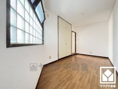 おしゃれなインテリアが映えるデザイン性の高い洋室で、リラックスしたひとときを過ごせます。