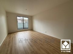 心地よい空間が広がるリビングで、家族みんなが快適に過ごせる時間を提供。