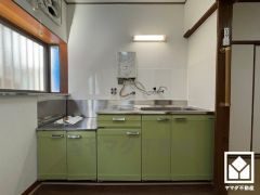 キッチンは空間を有効活用できる壁付けタイプ。窓がございますので、昼間は手元が明るく、お料理がはかどります。