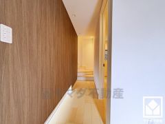 シンプルで洗練された玄関スペース。帰るたびにホッとできる、心地よい住まいの入り口。