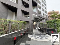 収納力豊富なウォークインクローゼット付き。お洋服はもちろん、スーツケースなどの大物もしっかり収納できます。