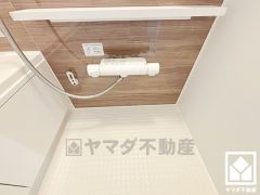 ナチュラルな木目調のアクセントパネルは落ち着いた雰囲気を演出してくれます。