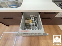 毎日の家事の負担を軽減でき、水道代の節約にもなる食器洗乾燥機付き。