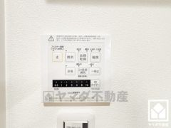 浴室暖房乾燥機付き。真冬の寒い浴室を暖かく、また雨の日の洗濯物の乾燥にと多用途に活躍する機能です。