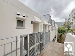 玄関周りに個性が生まれるポーチ付き。門扉がございますので、防犯面でも効果的です。