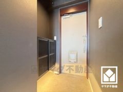 シューズボックス下部に間接照明が設置されており、足元照明としての機能性とデザイン性を両立しています。
