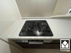 家族のごはん作りがはかどる。同時調理ができる3口コンロ付き。