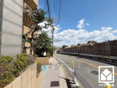 敷地北側には夙川が流れており、川を挟んでハイキングコースや植物園などが整備された「北山公園」がございます。四季の移り変わりが感じられる緑豊かな住環境です。