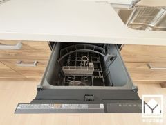 毎日の家事の負担を軽減でき、水道代の節約にもなる食器洗乾燥機付き。