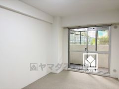 大きな窓からは明るい光が降り注ぎます。