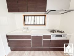 キッチンは空間を有効活用できる壁付けタイプ。窓がございますので、昼間は手元が明るく、お料理がはかどります。
