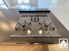 家族のごはん作りがはかどる。同時調理ができる3口コンロ付き。