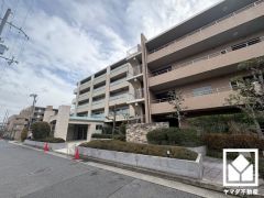 洗練された外観デザインが、住まう誇りを演出。街並みに馴染みながらも、ひときわ目を引く存在感。