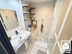 小さなお子様のお風呂上りもこのスペースがあればゆったりとして頂けます。