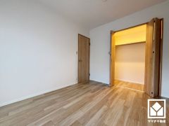 約5.9帖の洋室です。バルコニーにつながるお部屋で、通風・陽当たり良好。