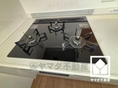 毎日の料理がもっとスムーズに。便利な3口コンロ付きキッチン。