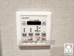 浴室暖房乾燥機付き。真冬の寒い浴室を暖かく、また雨の日の洗濯物の乾燥にと多用途に活躍する機能です。