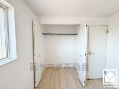 お洋服はもちろん、スーツケースなどの大物もしっかり収納できます。