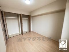 約6帖の洋室です。全居室にクローゼットがございますので、お部屋の広さを最大限に活用できます。