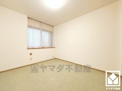 大きな窓からは明るい光が降り注ぎます。柔らかな光が差し込むお部屋で、快適で落ち着いた生活をお送りいただけます。