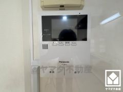 突然の来訪時でも安心なモニター付きインターホンを完備。お留守番中のお子様でも簡単に来訪者の確認ができます。