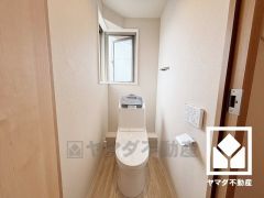 清潔感溢れるトイレです。2面採光のため日中は大変明るく、居心地の良いプライベートスペースです。