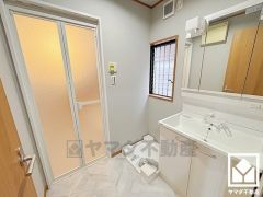 収納付きでスッキリお使い頂ける3面鏡の洗面台です。洗面ボウルが広めなので、忙しい朝でも身支度がしやすく時短になります。