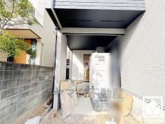 玄関は防犯性と利便性を両立したスマートキー仕様のダブルロックドアです