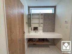 洗面台は鏡の後ろにも収納スペースがありオーラルケア・ヘアケア・スキンケア用品などもスッキリ片付くので、忙しい朝でも身支度がしやすく時短になります。