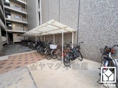 屋根付き駐輪場なので、雨や風、直射日光から自転車を守ることができます。バイク置き場や、来客用駐輪場もございます。