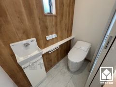 トイレが1階と2階にあるので、朝の忙しい時間にも混雑せず快適です。手洗いが別になっているので、衛生的に使えます。