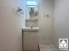 収納付きでスッキリお使い頂ける洗面台です。洗面ボウルが広めなので、忙しい朝でも身支度がしやすく時短になります。