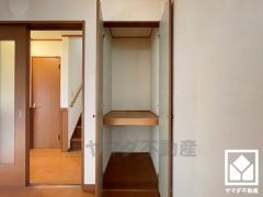 1階ダイニングにも収納スペースがあり、住空間を広々お使いいただけます。日用品のストックなどもすっきり片付きます。（リフォーム前の写真です）