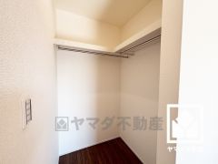 ウォークインクローゼットにはお洋服はもちろん、スーツケースなどの大物もしっかり収納できます。