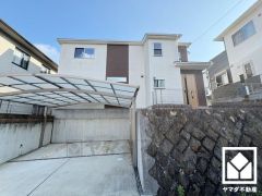 落ち着いた色合いと直線的な美しさが調和したモダンな外観。帰るたびに安心感を感じられる佇まい。