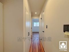 シンプルで洗練された玄関スペース。帰るたびにホッとできる、心地よい住まいの入り口。