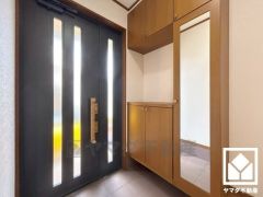 玄関ドアの窓から光が差し込み、外出時にも帰宅時にも、明るい気持ちになれる玄関です。お出かけの前のチェックにも便利な鏡付き。