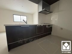 フラットタイプのカウンターキッチンなので配膳や片付けがしやすく、お料理中でもお子様の様子が分かって安心です。